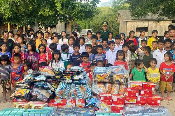 Hình ảnh minh họa gia đình và bạn bè hỗ trợ người có vấn đề cờ bạc, thể hiện sự đồng cảm và giao tiếp