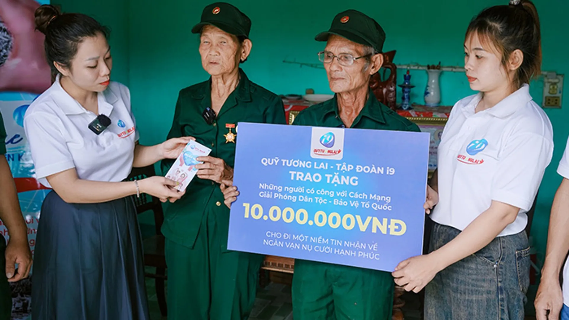 Hình ảnh hỗ trợ khách hàng và giải đáp thắc mắc về 77bet