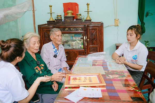 Các văn bản pháp luật và biểu tượng công lý tượng trưng cho sự tuân thủ quy định