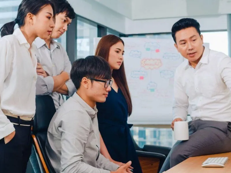 Một người đang suy nghĩ về việc đặt giới hạn cá cược, tượng trưng cho cá cược có trách nhiệm